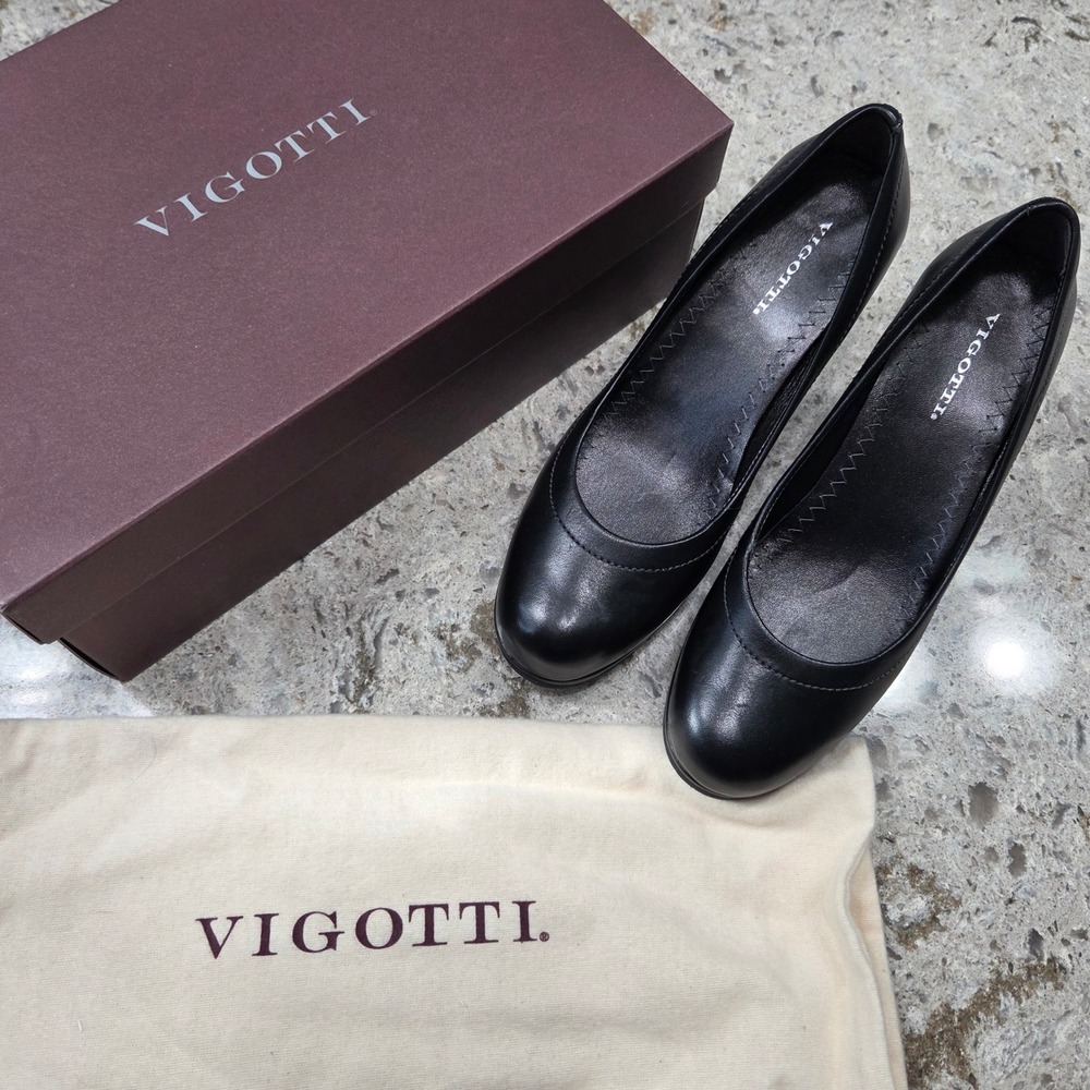 Vigotti Black Leather Block Heel Pumps Size 5.5W Wide Rounded Toe Elegant